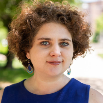 Headshot of Andrea DaViera